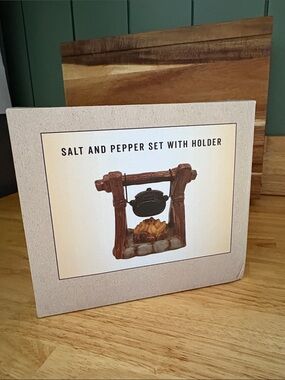 Cracker Barrel Salt and Pepper Set